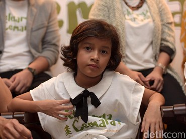 Bermain di 'Film Keluarga Cemara 2', Widuri Putri Ngobrol dengan Ayam