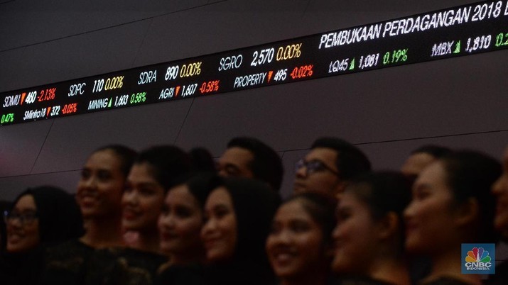 Paduan suara mahasiswa berfoto bersama di belakang layar elektronik di di Jakarta, Selasa (2/1/2018). Wakil presiden Jusuf Kalla membuka perdagangan saham yang di tutup kemarin pada 6.355,654 atau mencetak rekor dari sebelumnya.