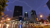 NYALANG: Pekik dan Tawa di Akhir Pesta Dalam foto pilihan CNNIndonesia.com pekan ini, nuansa perayaan tahun baru masih tersisa, sementara petir menyambar di Montevideo.