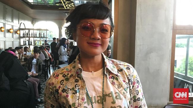 Polisi Periksa Tersangka Notaris Tanah Nirina Zubir Senin Depan Polisi belum memastikan apakah kedua tersangka notaris tersebut akan langsung ditahan seperti tiga tersangka sebelumnya.