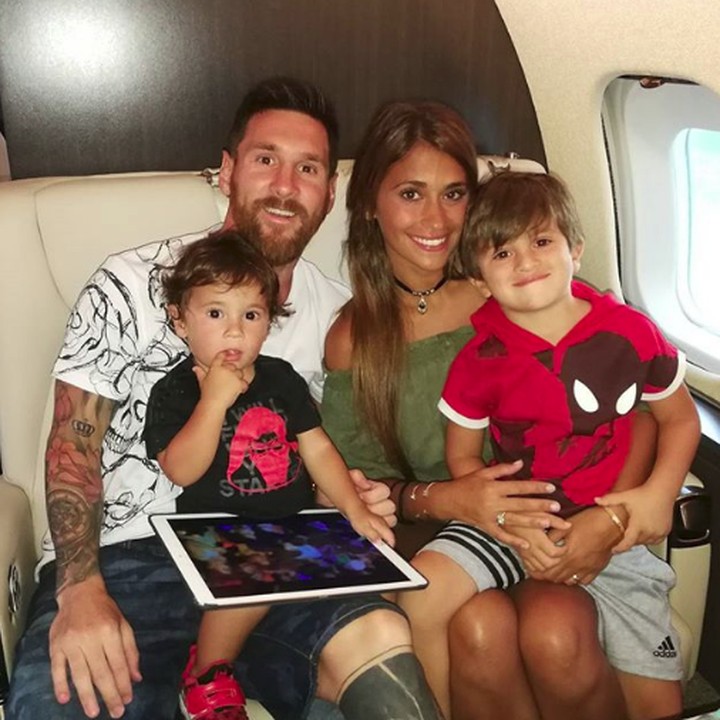 <p>Full team dengan sang bunda di dalam pesawat jet pribadi. (Foto: Instagram @leomessi)</p>