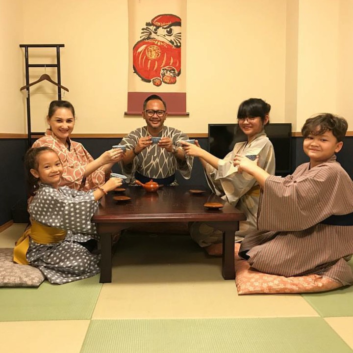 <p>Belajar budaya orang lain sambil liburan? Bisa banget kayak keluarga Mona Ratuliu. (Foto: Instagram/monaratuliu)</p>
