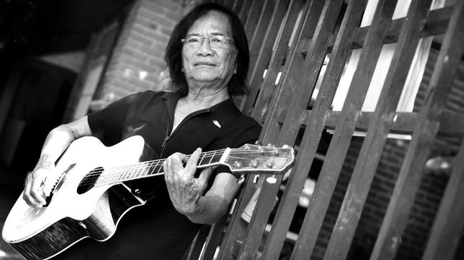 Bagi saya lagu Koes Plus adalah soal kenangan masa kecil, akan ibu, dan juga tentang menemukan bahagia yang sederhana.
