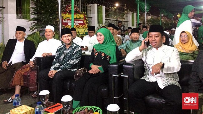 Ketua Umum PPP Romahurmuziy 'menggoda' Menteri Sosial Khofifah Indar Parawansa kembali dengan partai berlambang Kakbah yang pernah menaunginya.
