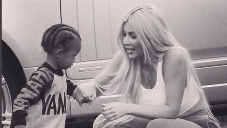 Anak kedua Kim Kardashian terkena pneumonia nih, Bun. Sebagai orang tua, tentu Kim khawatir.