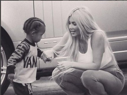 Trik Kim Kardashian Agar si Kecil Nggak Coret-coret Tembok