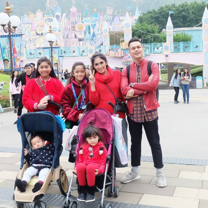 <p>Kompak pakai baju samaan ketika ke taman bermain bareng keluarga? Kenapa nggak, oke lho seperti keluarga Andhika dan Ussy ini. (Foto: Instagram/ussypratama)</p>