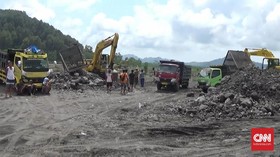 Penambang Tradisional Usir Alat Berat di Pertambangan Semeru