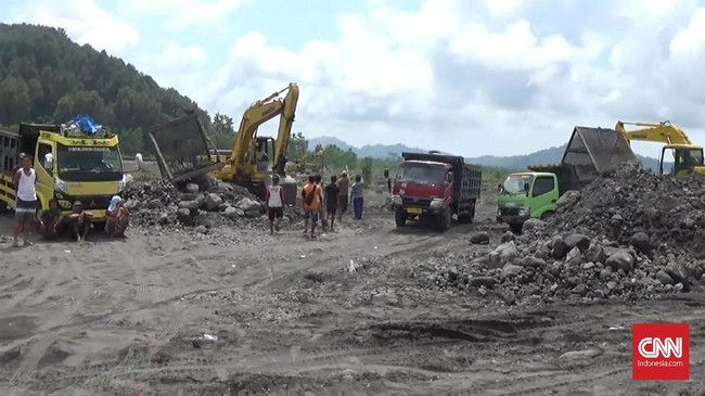Wakil Bupati Lumajang Jawa Timur, Indah Amperawati melarang segala aktivitas tambang pasir di sekitar zona merah erupsi Gunung Semeru.