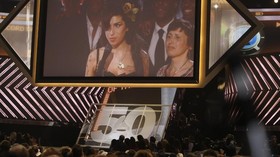 Sebuah Dokumenter Kenang 10 Tahun Kematian Amy Winehouse
