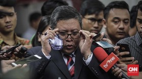 Hasto Buka Suara soal Kader Membelot ke Prabowo hingga JK Dukung Anies