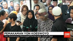 Musisi Legendaris Yon Koeswoyo Dimakamkan
