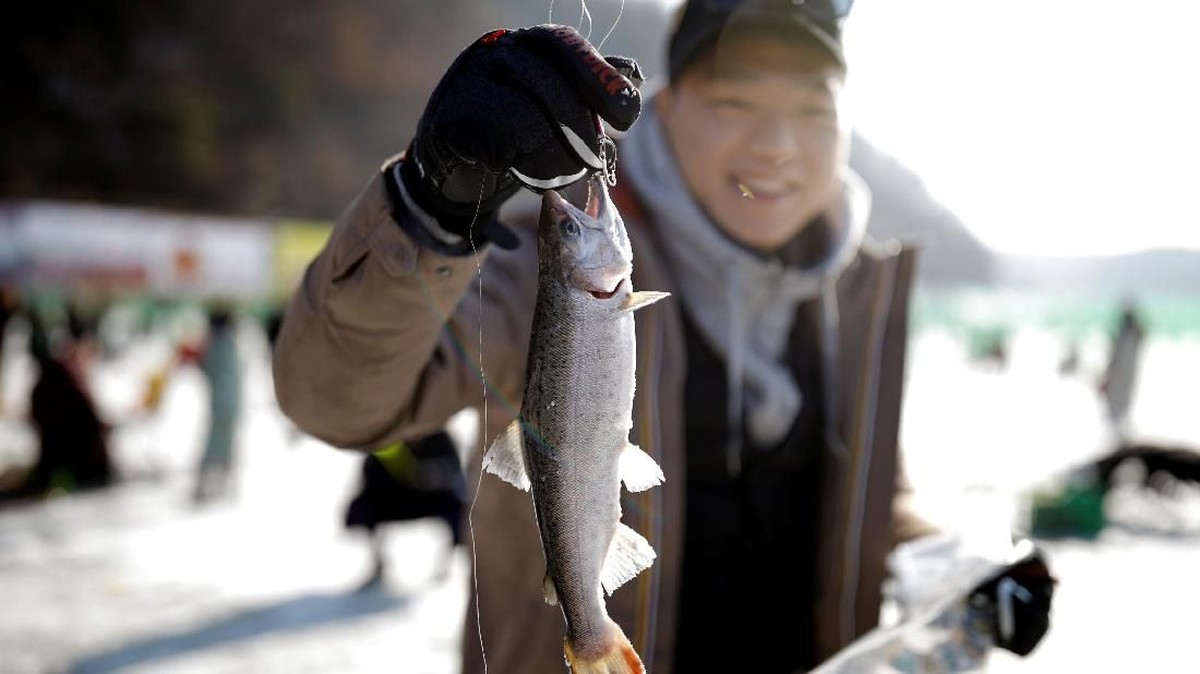 FOTO: Memancing Ikan di Danau Beku