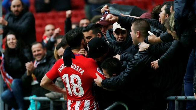 Bukan Diego Costa namanya jika tidak pernah terlibat dari aksi kontroversial. Ya, striker asal Spanyol itu dikartu merah karena melakukan selebrasi berlebihan.