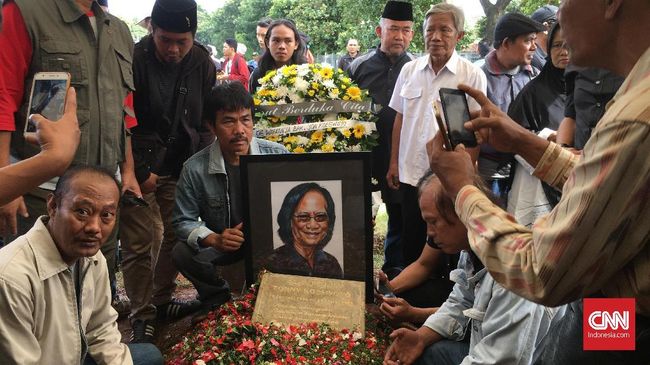 Satu keinginan Yon Koeswoyo hingga akhir hayat adalah melihat anak ketiganya diwisuda. Yon semasa hidup memang ingin keluarganya mengutakan pendidikan.