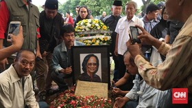 Angan Terakhir Yon Koeswoyo: Gelar Sarjana Sang Anak