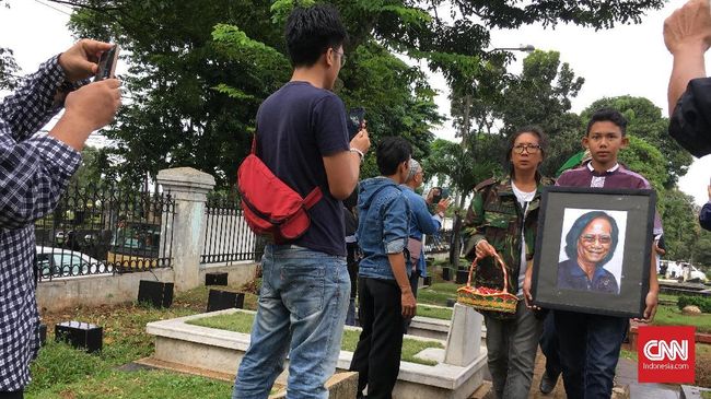 Cak Nun mengatakan bahwa Koes Plus merupakan nasionalis sejati yang jejak-jejaknya melampaui profesi mereka sebagai penyanyi.
