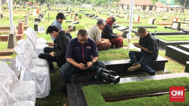 Beberapa jam menjelang pemakaman Yon Koeswoyo, Sabtu (6/1), para penggemar musisi legendaris itu kini terpantau sudah mulai berdatangan ke TPU Tanah Kusir.