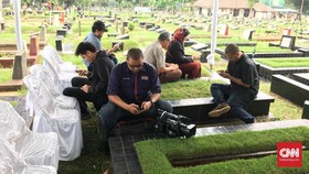 Penggemar Mulai Berdatangan ke Tempat Pemakaman Yon Koeswoyo
