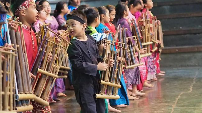 Masyarakat suku sunda sering melibatkan irama musik angklung dalam kegiatan panen padi atau yang ser