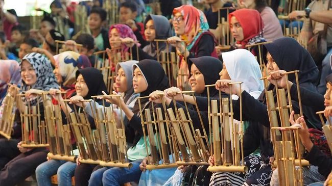 Alat musik asli Indonesia yang telah diakui UNESCO adalah angklung. Alat musik ini terbuat dari bambu dan dimainkan bersama-sama.