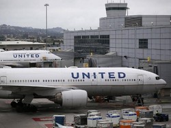 United Airlines Bersiap PHK 16.000 Karyawan
