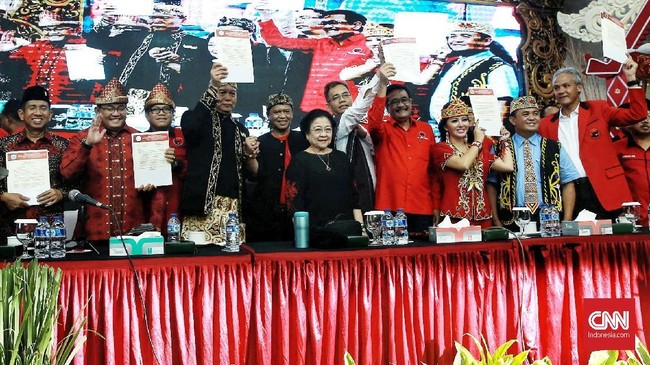 Punya suara mayoritas, PDIP dinilai kurang percaya diri di Pilgub Jateng 2018. Pada pilkada sebelumnya, PDIP mengusung pasangan calon sendiri dan menang.