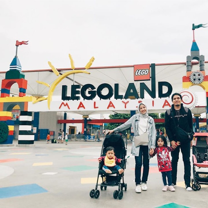 <p>Asyik nih, jalan-jalan ke Legoland. Bahagia terus ya keluarga Pak Desta dan ibu Natasha... (Foto: Instagram @natasharizky)</p>