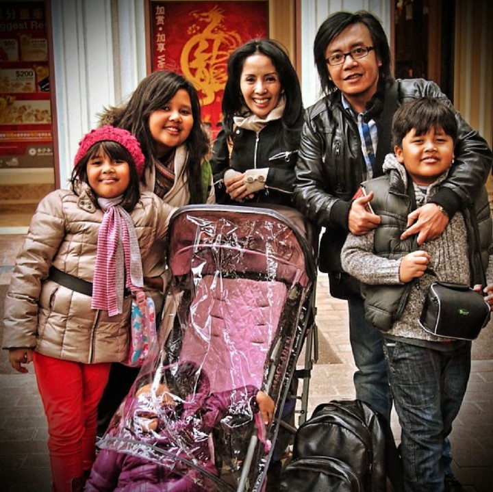 <div>Coba tebak, ada yang anehkah kira-kira pada foto ini? Hi-hi, si bontot nyusruk dari stroller. (Foto: Instagram/ari_lasso)</div>