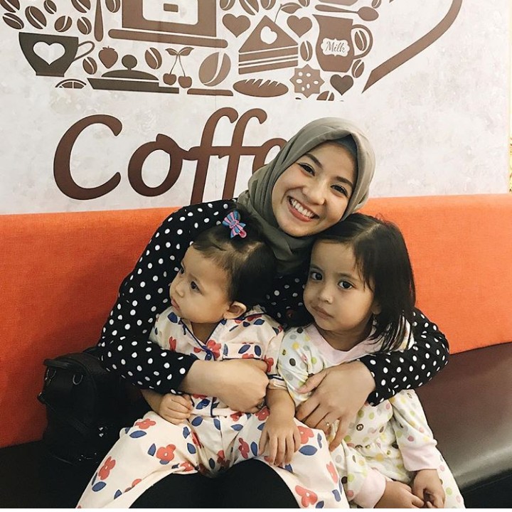 <p>Ini pasti yang memfoto Ayah Desta. Tapi lagi-lagi kok Mikha nggak mau lihat ke kamera, Nak? (Foto: Instagram @natasharizky)</p>
