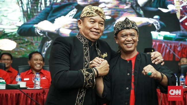 Megawati Soekarnoputri resmi mengumumkan TB Hasanuddin sebagai calon gubernur Jawa Barat. Dia akan dipasangkan dengan Anton Charliyan, mantan Kapolda Jabar.