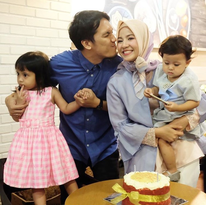 <p>Ayah Desta, nggak usah malu-malu gitu cium ibunya anak-anak, he-he-he. (Foto: Instagram @natasharizky)</p>