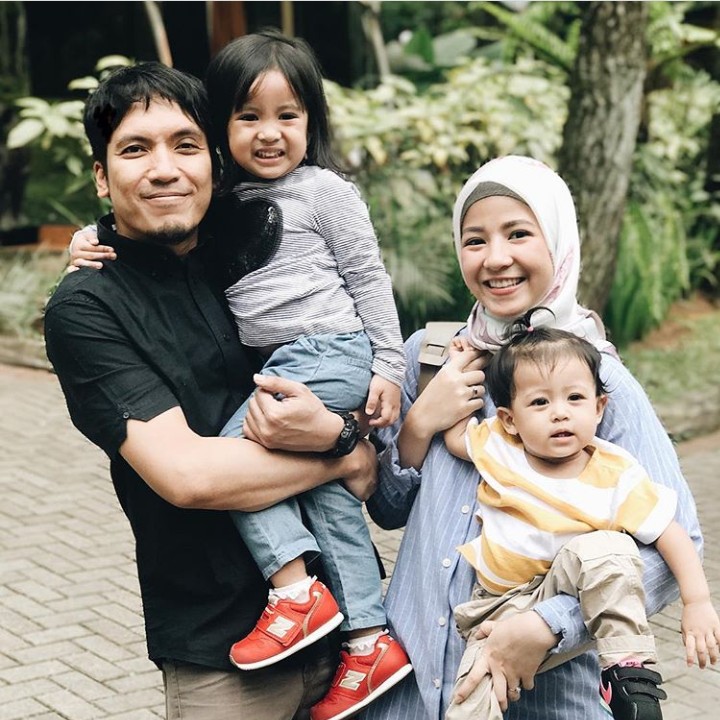 <p>Jalan-jalan dulu ya... (Foto: Instagram @natasharizky)</p>