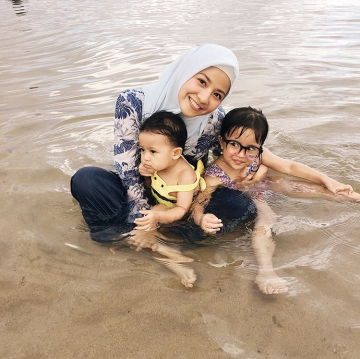 <p>Quality time itu saat bisa main air bareng anak-anak. (Foto: Instagram @natasharizky)</p>