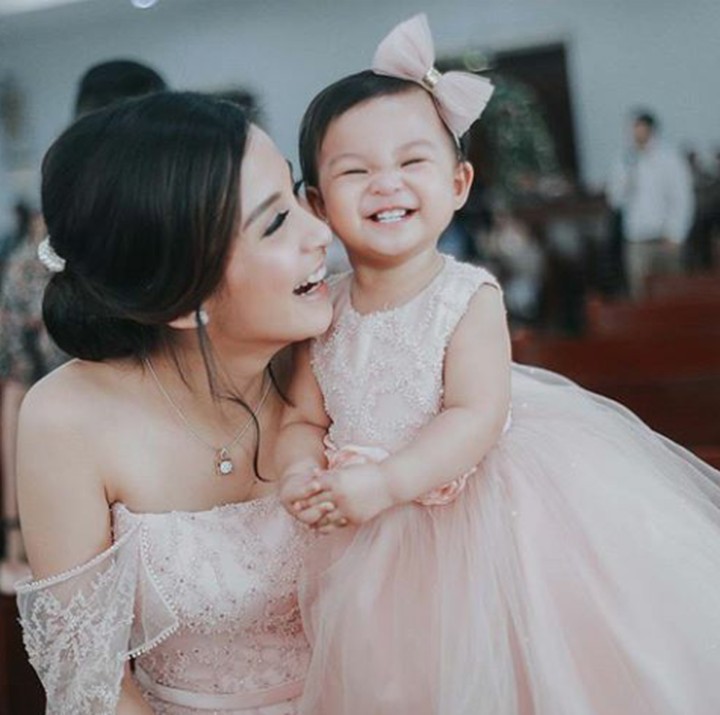 <div>Lihat deh Nastusha Olivia Alinskie, saking lucunya dia senyum, sang bunda, Chelsea Olivia, jadi ikut tertawa. (Foto: Instagram @nastusha.olivia.alinskie)</div>