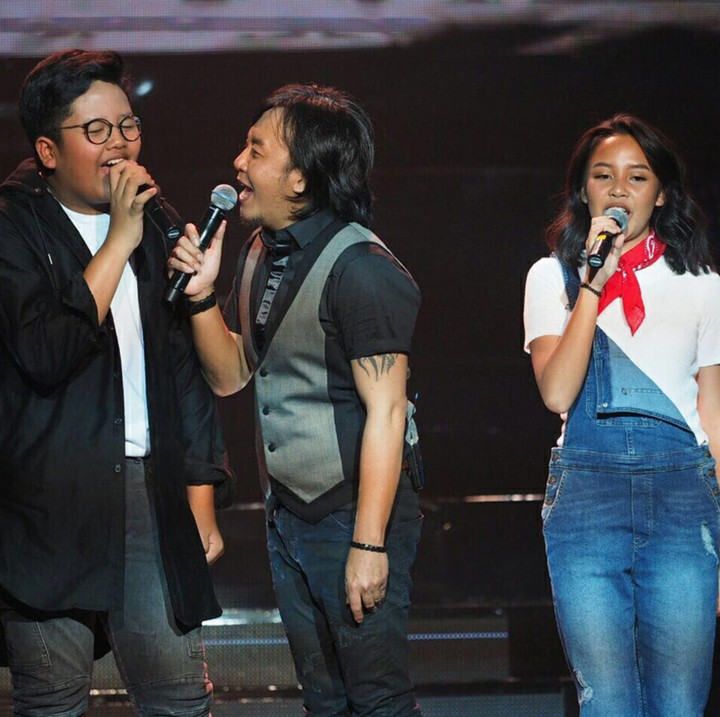 <div>Ari nggak masalah lho manggung bareng Audra dan Abe, anak ke-dua dan ke-tiganya nyanyi lagu Harry Styles. Kekinian banget ya ayah satu ini. (Foto: Instagram/lassoabel)</div>