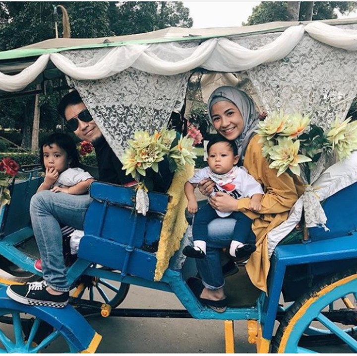 <p>Aih senangnya keluarga Desta naik delman. (Foto: Instagram @natasharizky)</p>