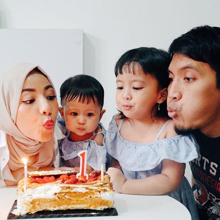 <p>Kompak tiup lilin. (Foto: Instagram @natasharizky)</p>