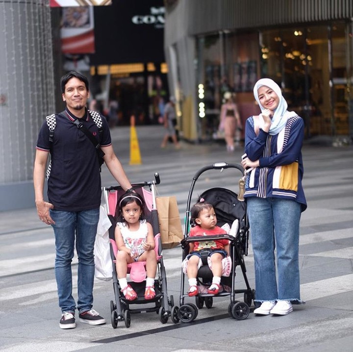 <p>Jalan-jalan bareng, ke mana pun itu, kalau sama keluarga tentu jadi quality time. (Foto: Instagram @natasharizky)</p>