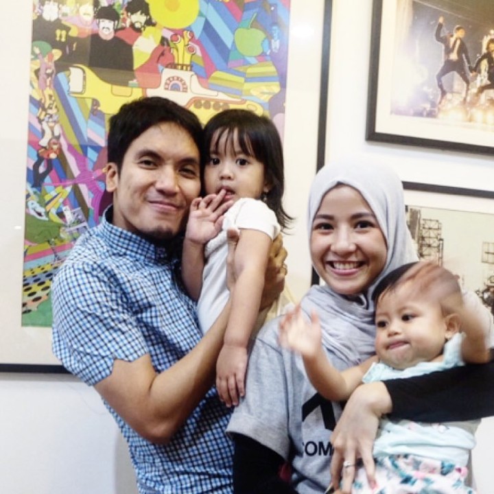 <p>Si kecil Mikha gak fokus ke kamera nih. Lihat apa sih, Nak? (Foto: Instagram @natasharizky)</p>