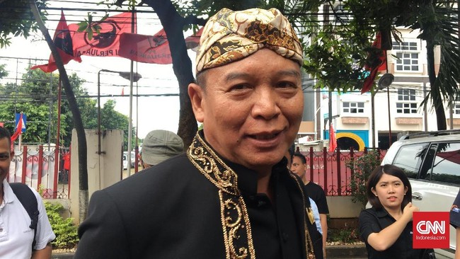 Politikus TB Hasanuddin terlihat menyambangi Kantor PDIP, Minggu (7/1). Ia mengaku mendapat perintah Megawati untuk maju di Pilkada Jawa Barat 2018.