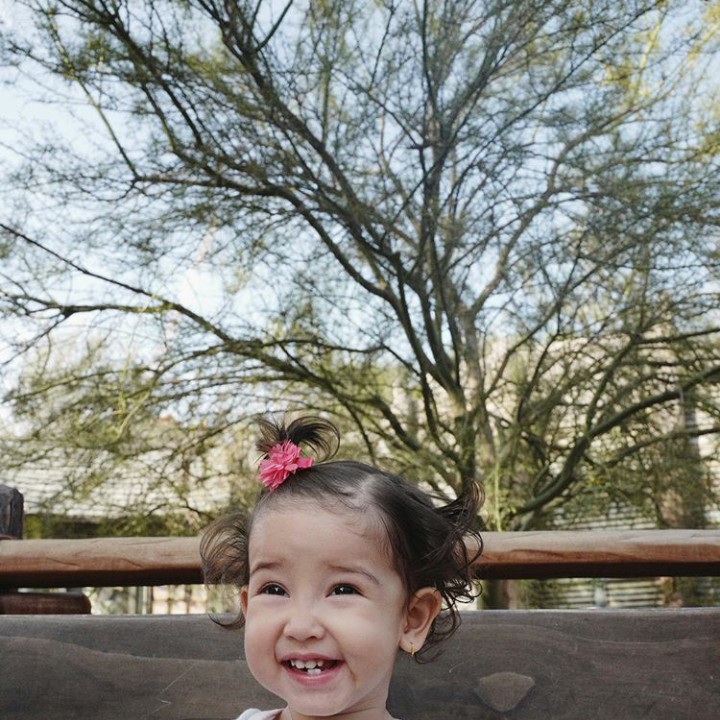 <div>Sera lagi senang banget nih berada di Disneyland. (Foto: Instagram @yaswildblood)</div>