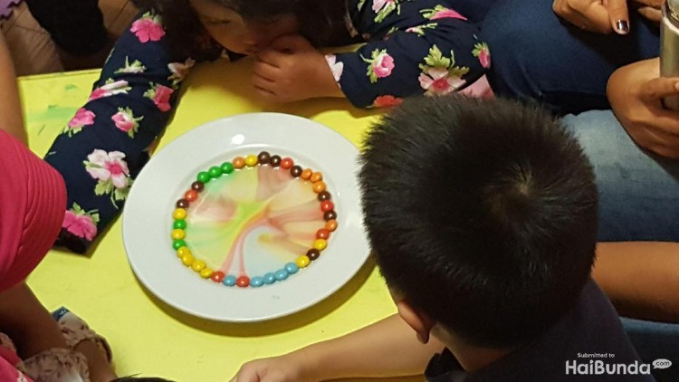 Bun, mumpung hari Minggu, yuk bersenang-senang bikin percobaan membuat pelangi sama si kecil. Dijamin seru!