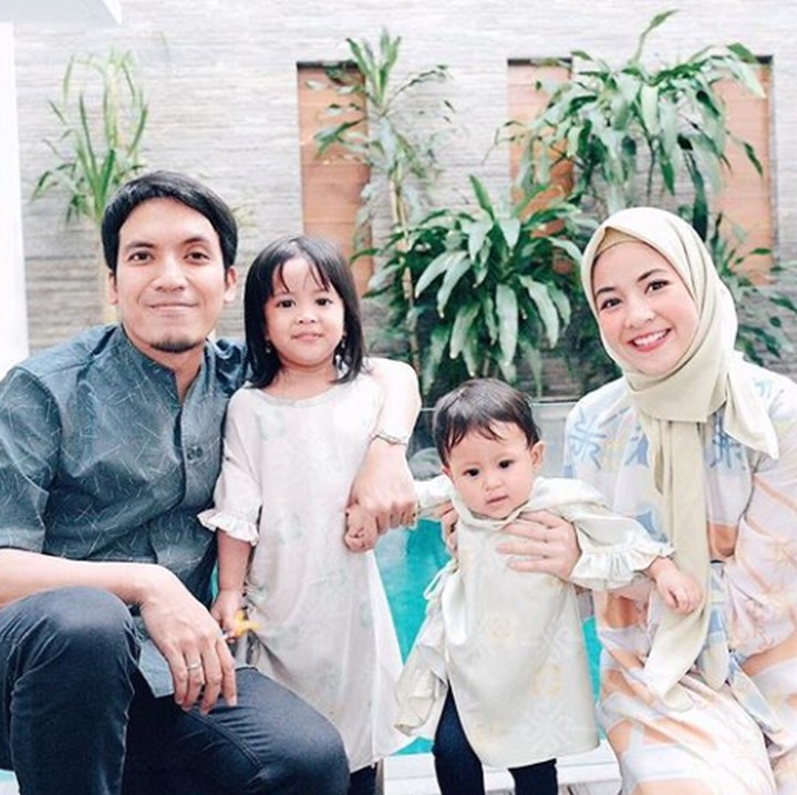<p>Bahagianya bisa kumpul bareng anak dan suami. (Foto: Instagram @natasharizky)</p>