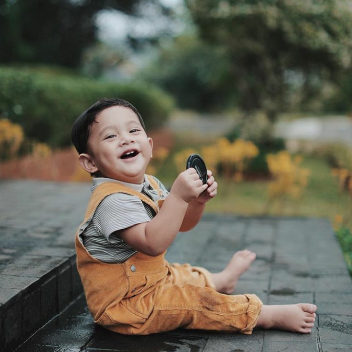 <div>Senyum kelinci Kawa, anak penyanyi Andien, nggak nguatin banget ya. (Foto: Instagram @andienaisyah)</div>