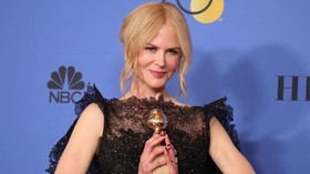 FOTO: Rekah Senyum Usai Panggung Golden Globes 2018