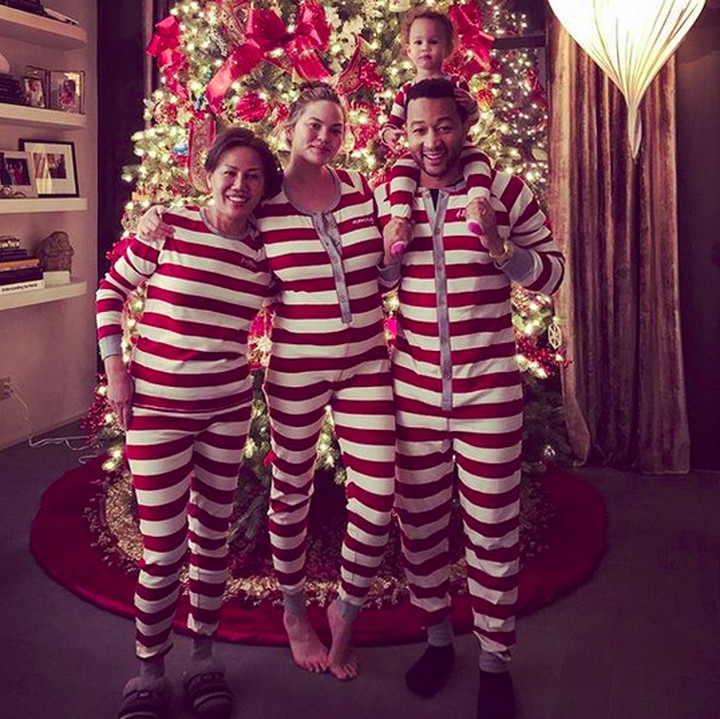 <p>Pakai kostum Natal kayak gini, baby bump Chrissy udah mulai kelihatan nih. (Foto: Instagram/ @chrissyteigen)  </p>