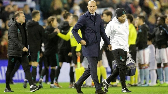 Tertinggal 16 poin dan berpotensi semakin menjauh dari Barca sekaligus dari gelar juara La Liga sepertinya sudah disadari oleh pelatih Madrid, Zinedine Zidane.