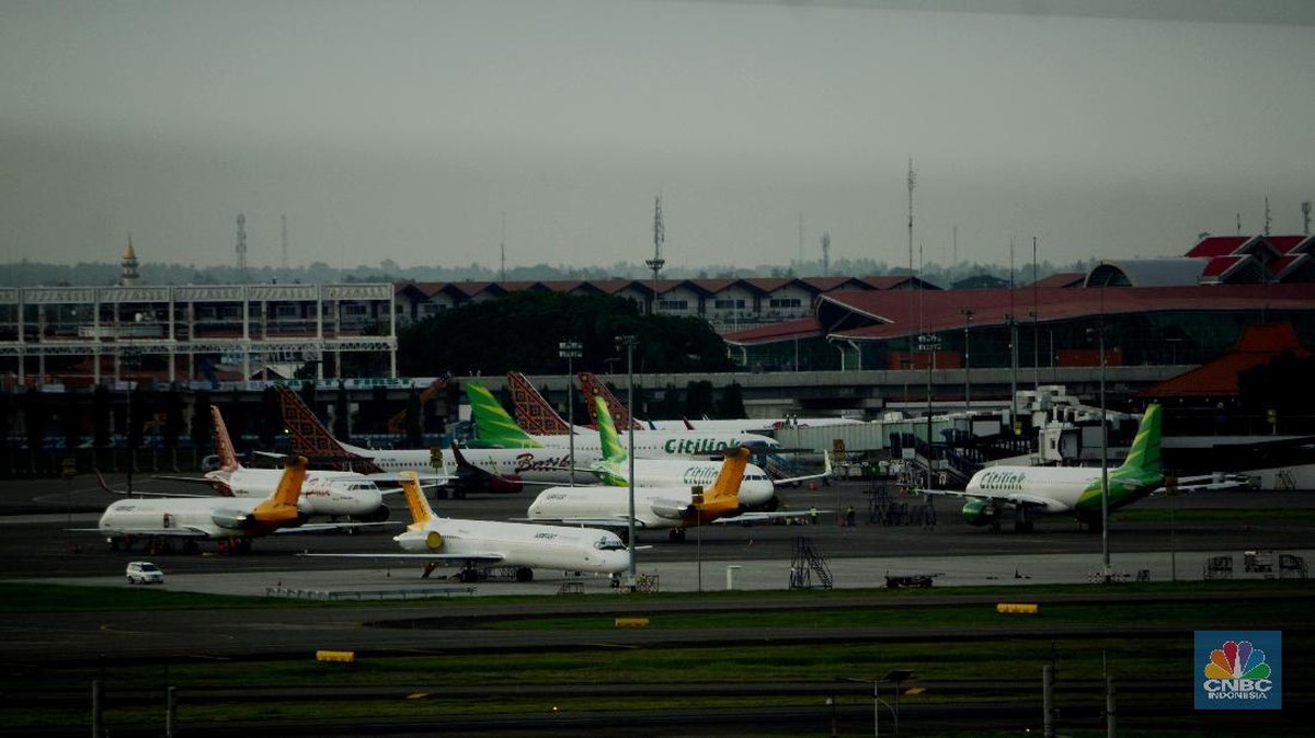 Fuel Surcharge Tiket Pesawat Naik Jadi 40% Efek Ledakan Harga Avtur