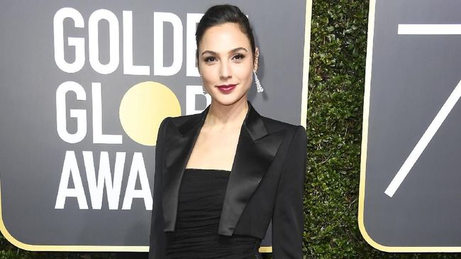 Gal Gadot mengaku girang dan bersemangat menjadi pembaca nominasi dan pemenang Golden Globe 2018.